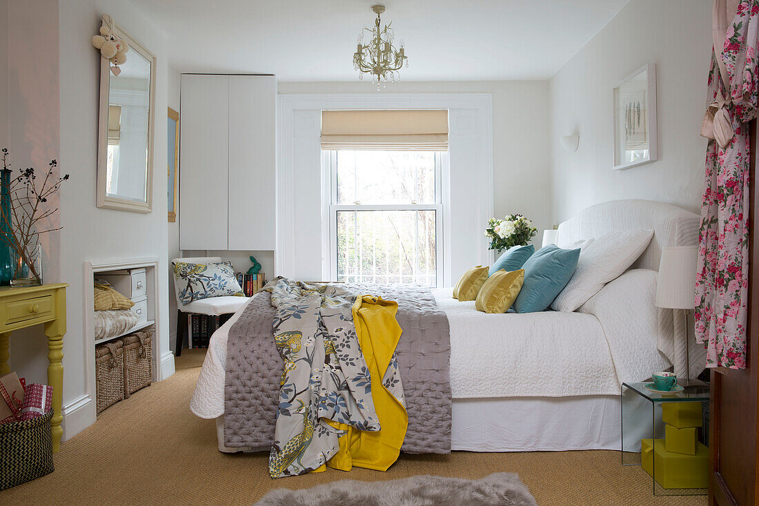 Orientalischer Stoff auf einem Doppelbett in einem Haus in London, England, UK