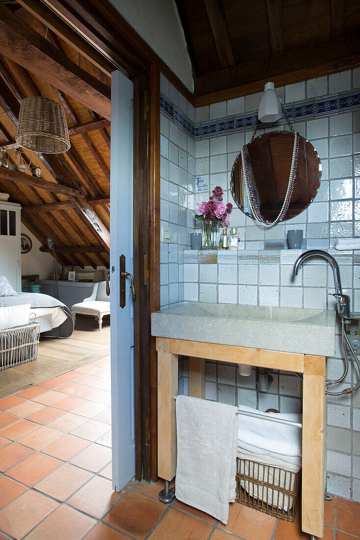 Runder Spiegel über dem Waschbecken im Badezimmer eines französischen Landhauszimmers
