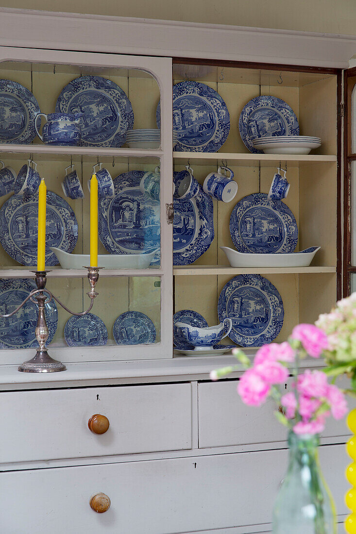 Blaues und weißes Geschirr in einer Kommode mit Glasfront in einem britischen Haus