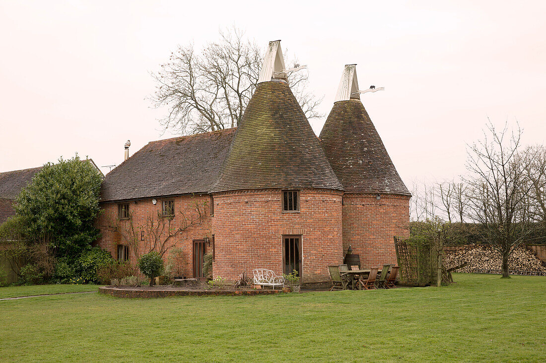 Begrüntes Äußeres eines gemauerten Bauernhauses in Suffolk, England, Vereinigtes Königreich