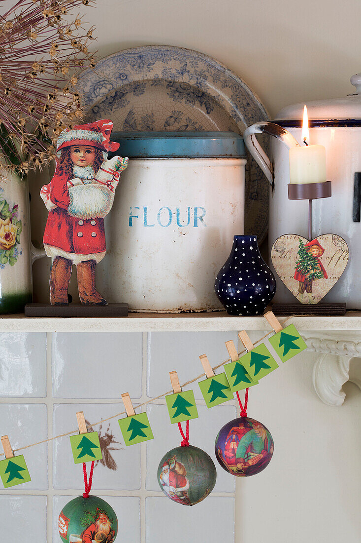Weihnachtsdekoration mit Mehldose in der Küche eines Hauses in Berkshire, England, UK