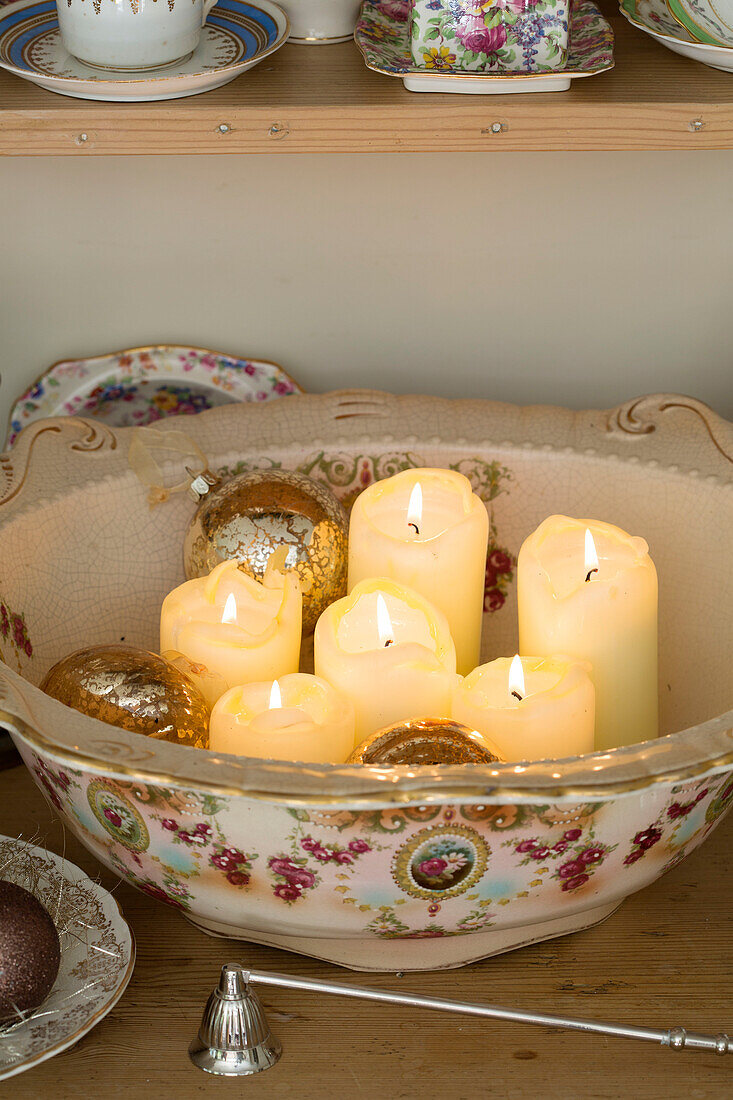 Angezündete Kerzen in alter Schale mit Kerzenschnupftabak in einem Haus in Berkshire, England, UK