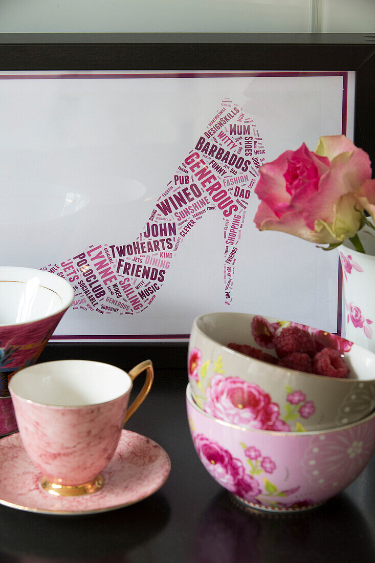 Einstämmige Rose mit rosafarbenen Teetassen im Landhaus in Sussex, England UK