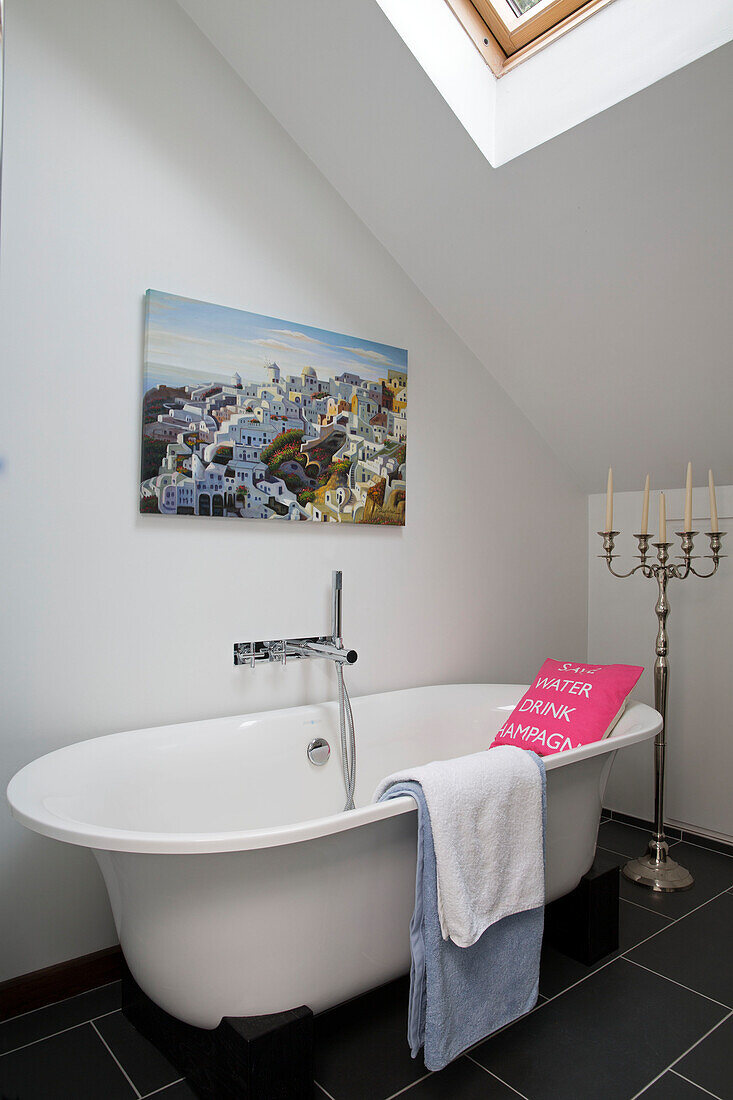 Kunstwerk Leinwand über freistehende Badewanne mit Kandelaber in Sussex cottage Badezimmer England UK
