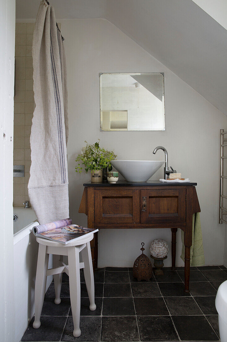Spiegel über hölzernem Waschtisch im Badezimmer eines Cottage in Presteigne, Wales UK