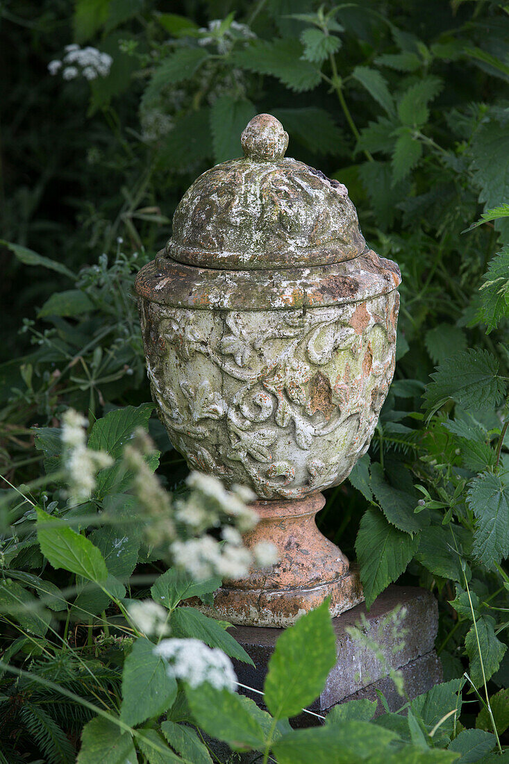 Geschnitzte Steinurne im Garten von Presteigne Wales UK