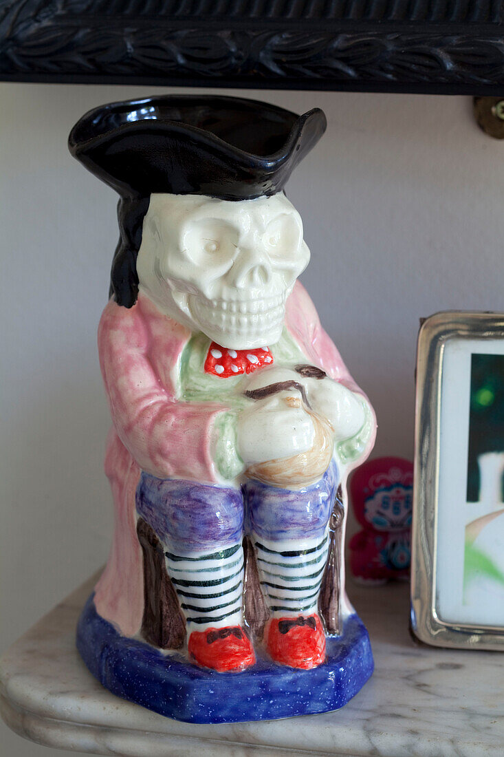 Handbemalte Figur mit Skelettgesicht in einem Londoner Stadthaus, England, UK