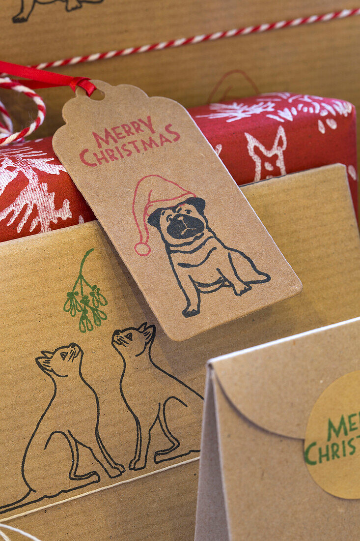 Bulldogge und Katzen auf Geschenkanhänger an Weihnachtsgeschenken in Dronfield home Derbyshire England UK