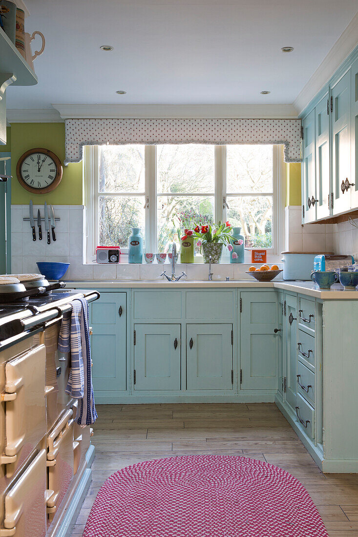 Hellblaue Einbauküche mit Backofen in einem Haus in Sussex, England, Vereinigtes Königreich
