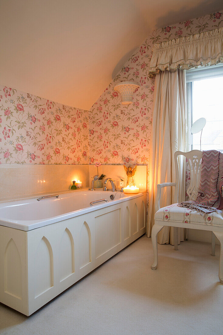 Floral gemusterte Tapete im Badezimmer eines Hauses in Sussex, England, Vereinigtes Königreich