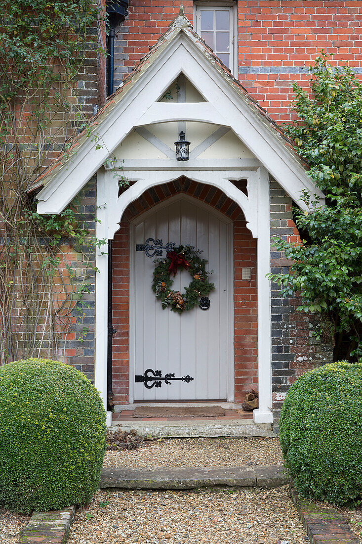 Weihnachtskranz auf der Veranda eines Hauses in Lymington, Hampshire, Großbritannien