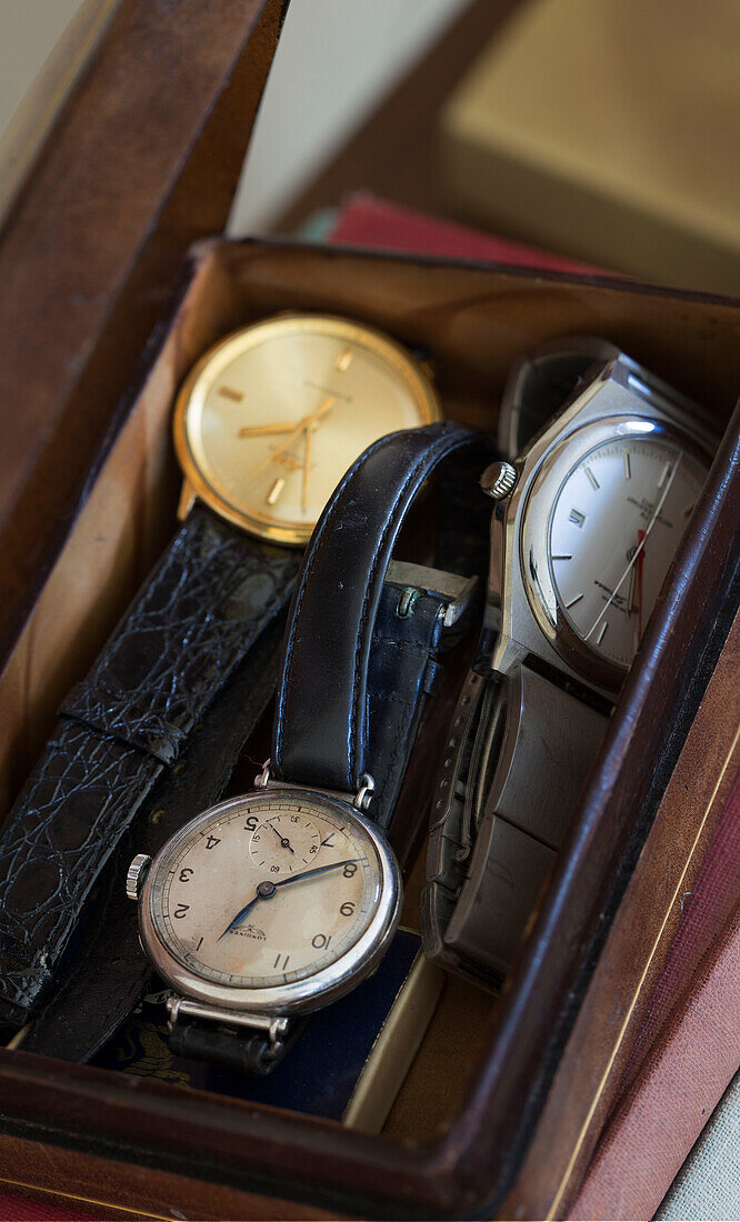 Vintage-Uhren in Lederbox, Londoner Wohnung, England, UK
