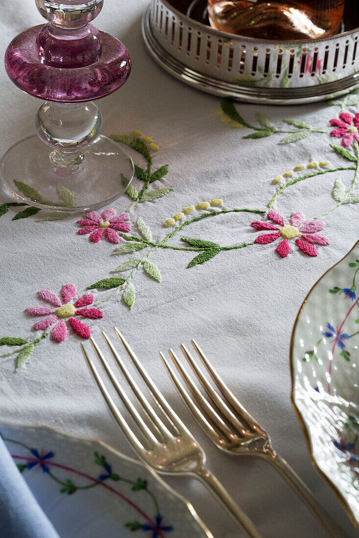 Silberne Gabeln auf gesticktem Tischtuch in einem britischen Bauernhaus