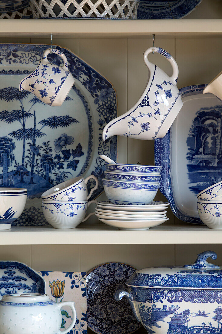 Blaues und weißes Porzellan auf einer Küchenkommode in einem Haus in Surrey, England, UK