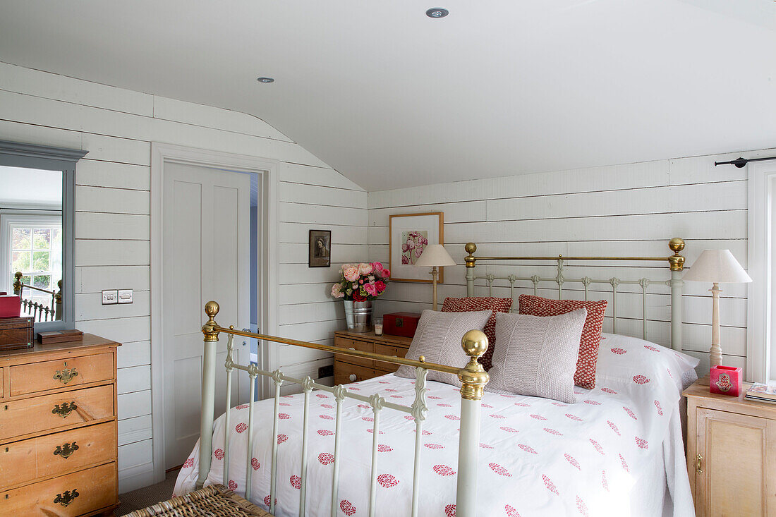 Messingbett im sonnenbeschienenen Schlafzimmer eines Hauses in Surrey, England, UK