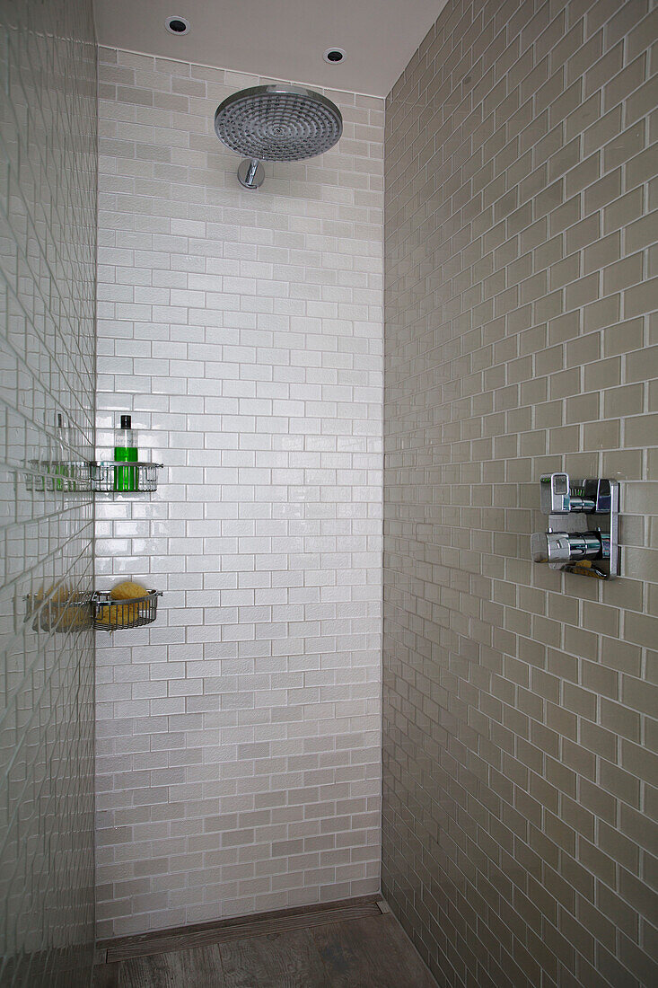 Gefliestes cremefarbenes Duschbad in einem Haus in London, England, UK