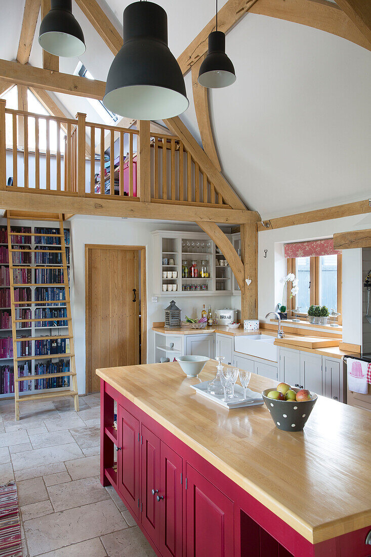 Offene Küche mit Mezzanin in einem Bauernhaus in Sussex, England, Vereinigtes Königreich