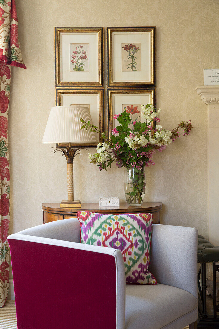 Gerahmte botanische Drucke mit Sessel und Schnittblumen im Wohnzimmer von Warminster in Wiltshire, England, Vereinigtes Königreich