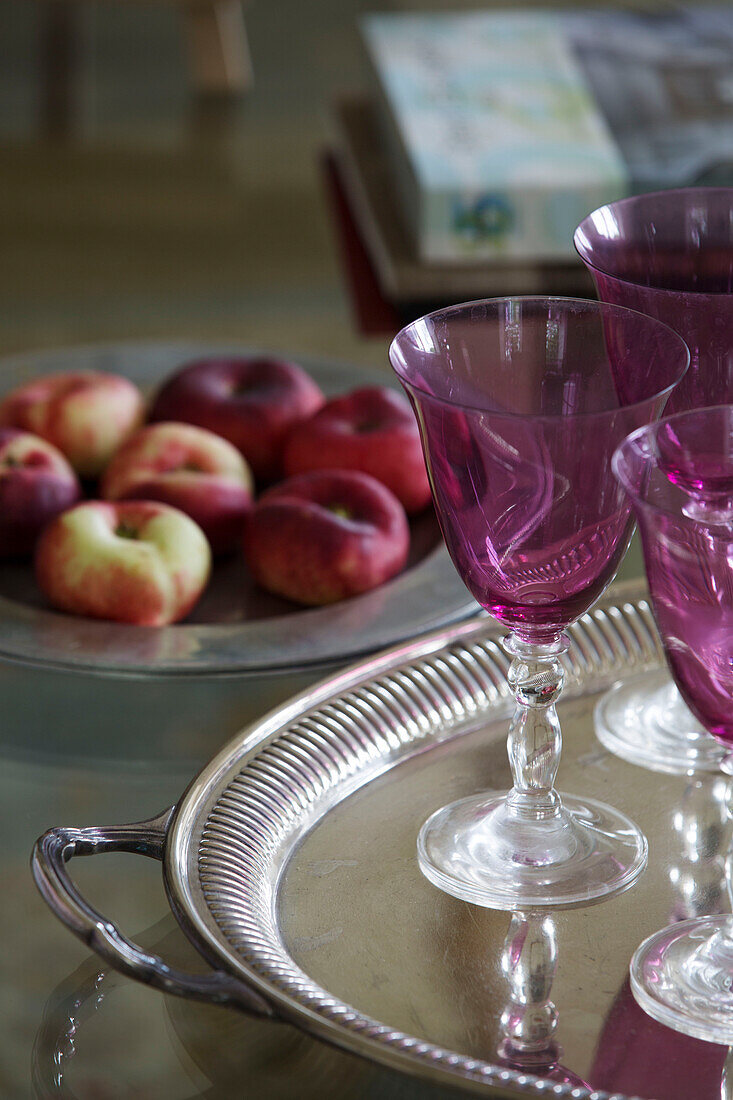Rosa Weingläser und Äpfel auf Zinntabletts in einem Landhaus in Sussex England UK
