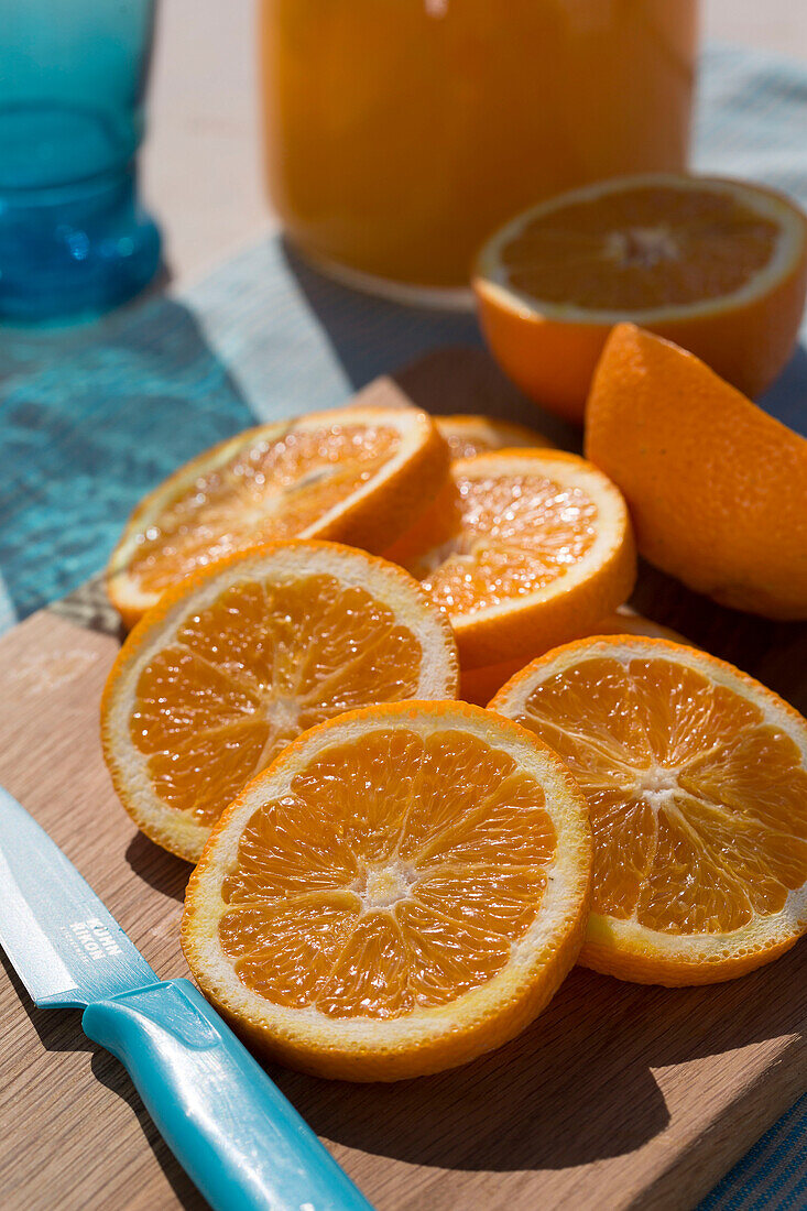 In Scheiben geschnittene Orangen im Sonnenlicht in einer griechischen Villa auf der Insel Ithaka