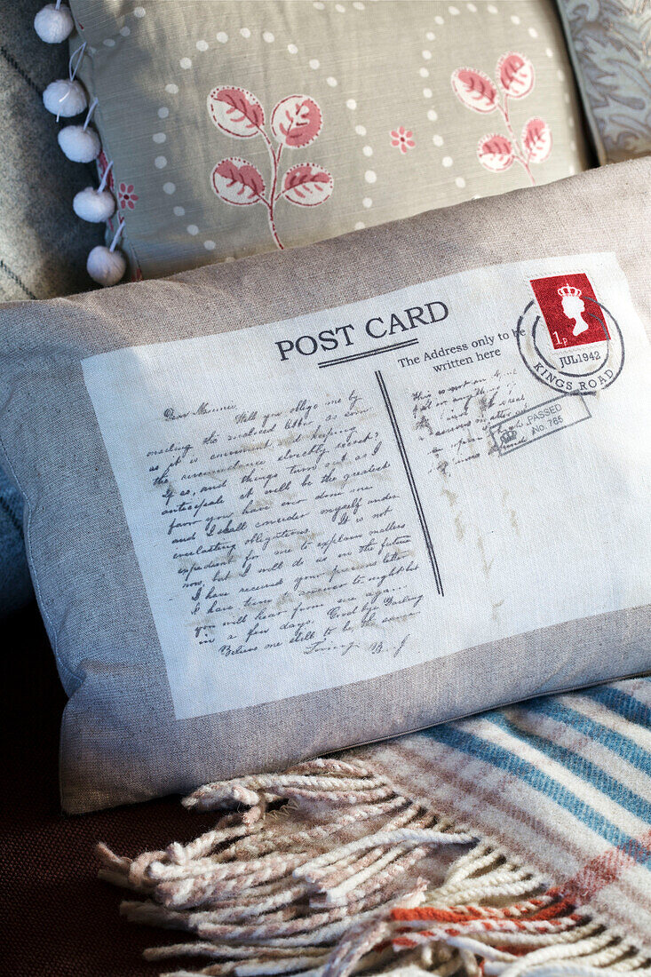Hellgraue Kissen mit Postkartenstoff in einem Haus in Wokingham Berkshire UK