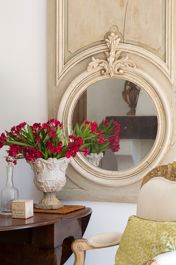 Runder Spiegel mit roten Blumen auf Klapptisch in Var Bauernhaus Provence Frankreich