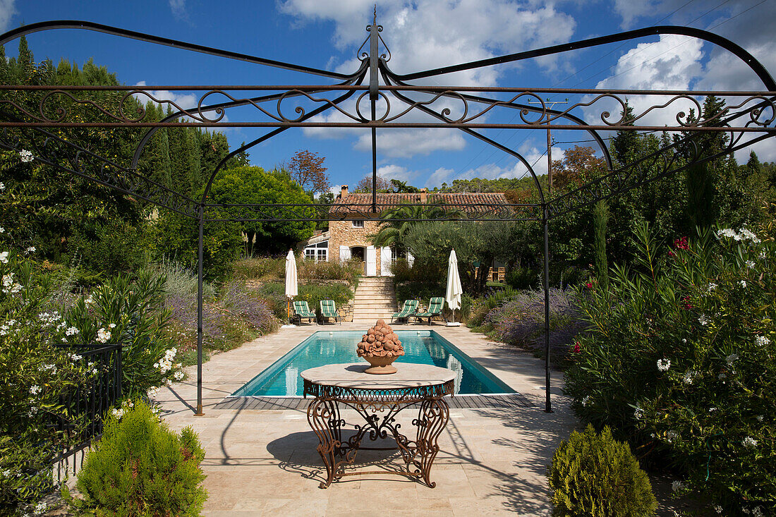 Schmiedeeiserne Markise am Pool im Garten eines Bauernhauses im Var in der Provence Frankreich
