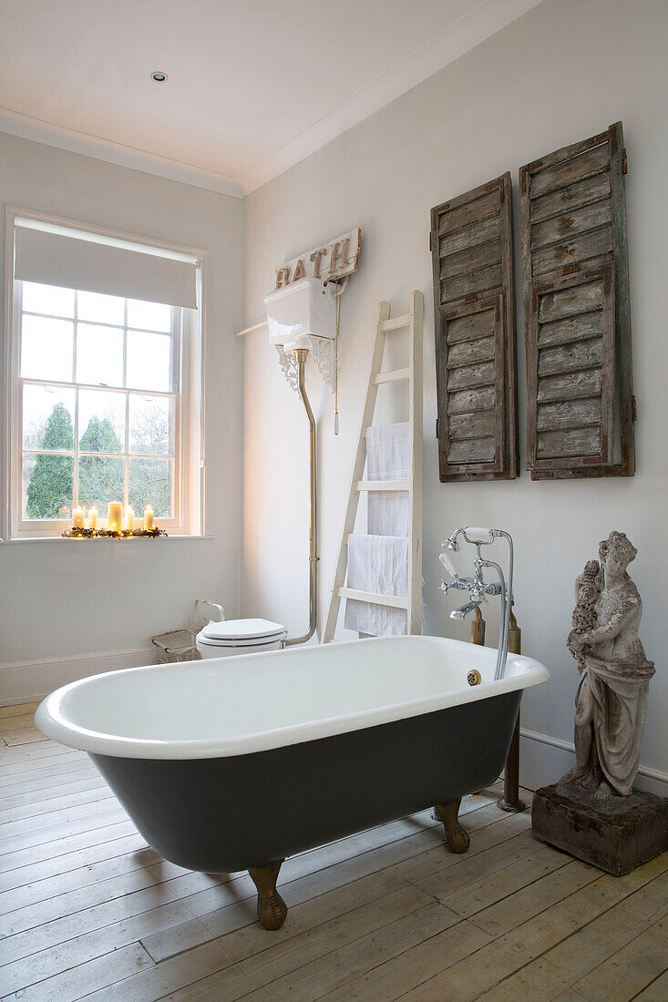 Freistehende Badewanne mit architektonischen Überresten in einem Haus in Surrey, England, UK