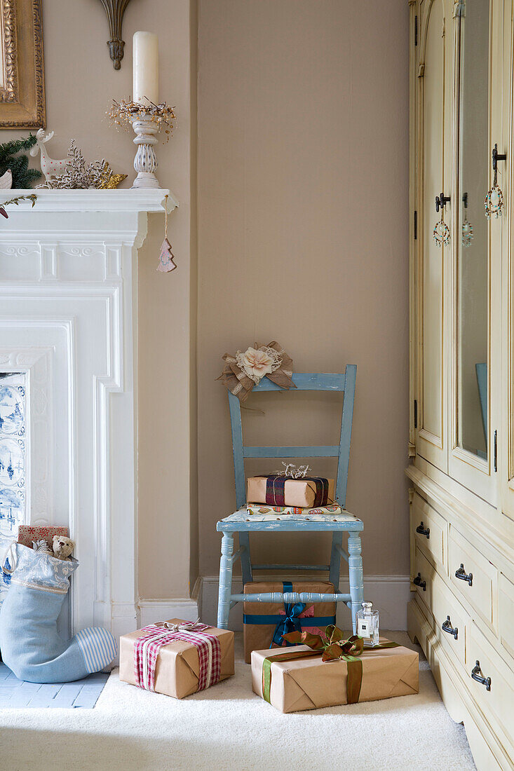 Weihnachtsgeschenke und Sessel mit Strumpf in einem Haus in London, England UK