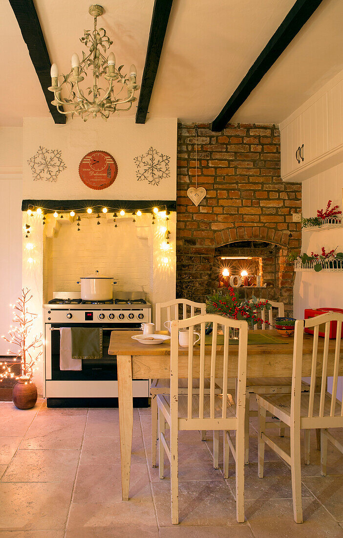 Einbaubackofen mit Küchentisch und Stühlen in einem Haus in Kent England UK