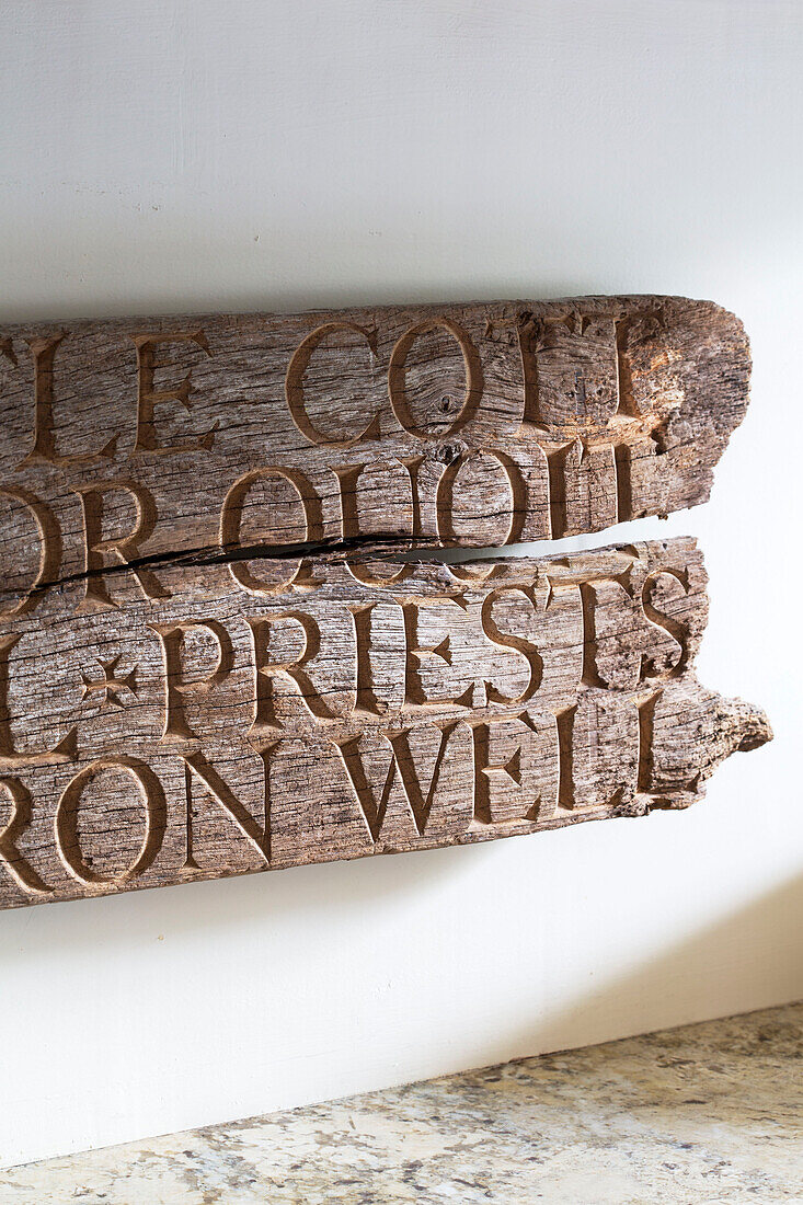Geschnitzter französischer Text auf gerettetem Holz in einem Haus in Arundel, West Sussex, England UK