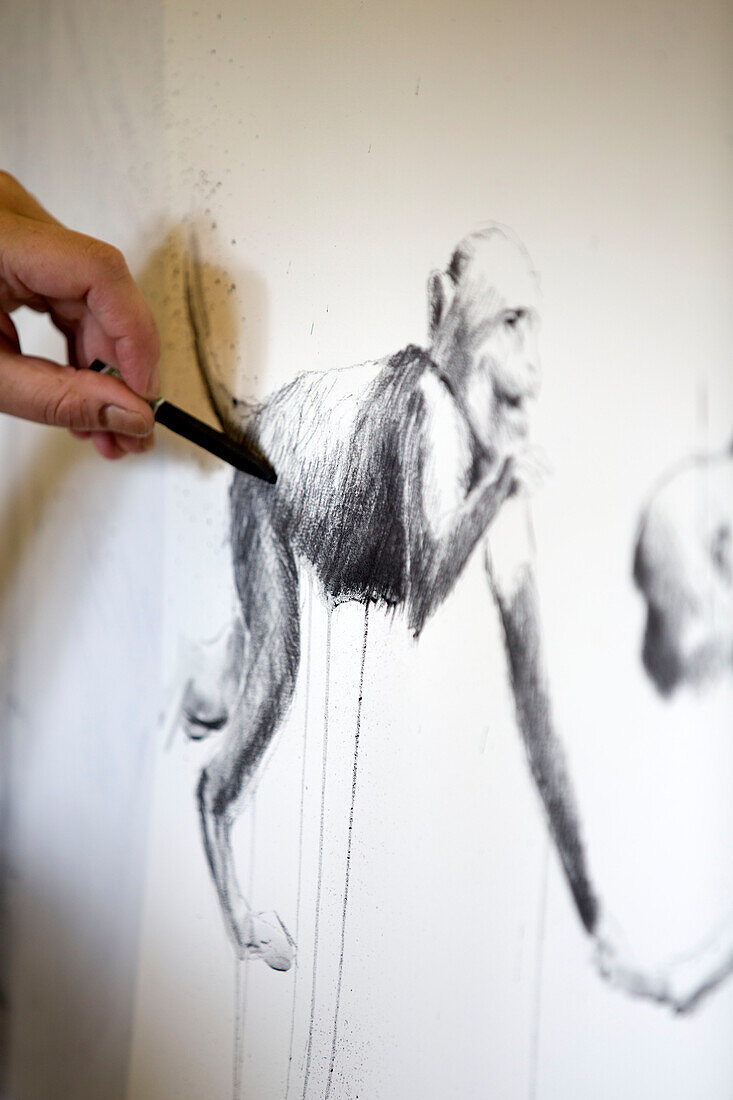 Frau beim Zeichnen eines Affen in Berkshire, England, UK