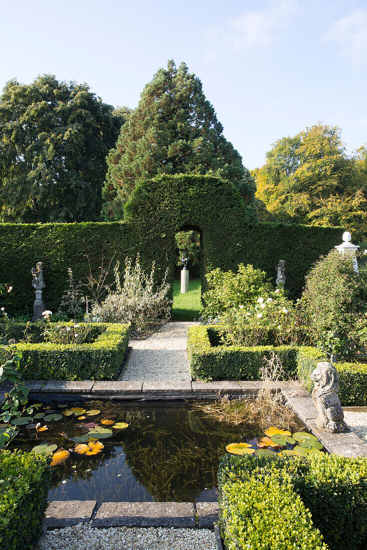Parterre-Garten mit Teich auf dem Gelände eines unter Denkmalschutz stehenden Cottages in Hampshire aus dem 16