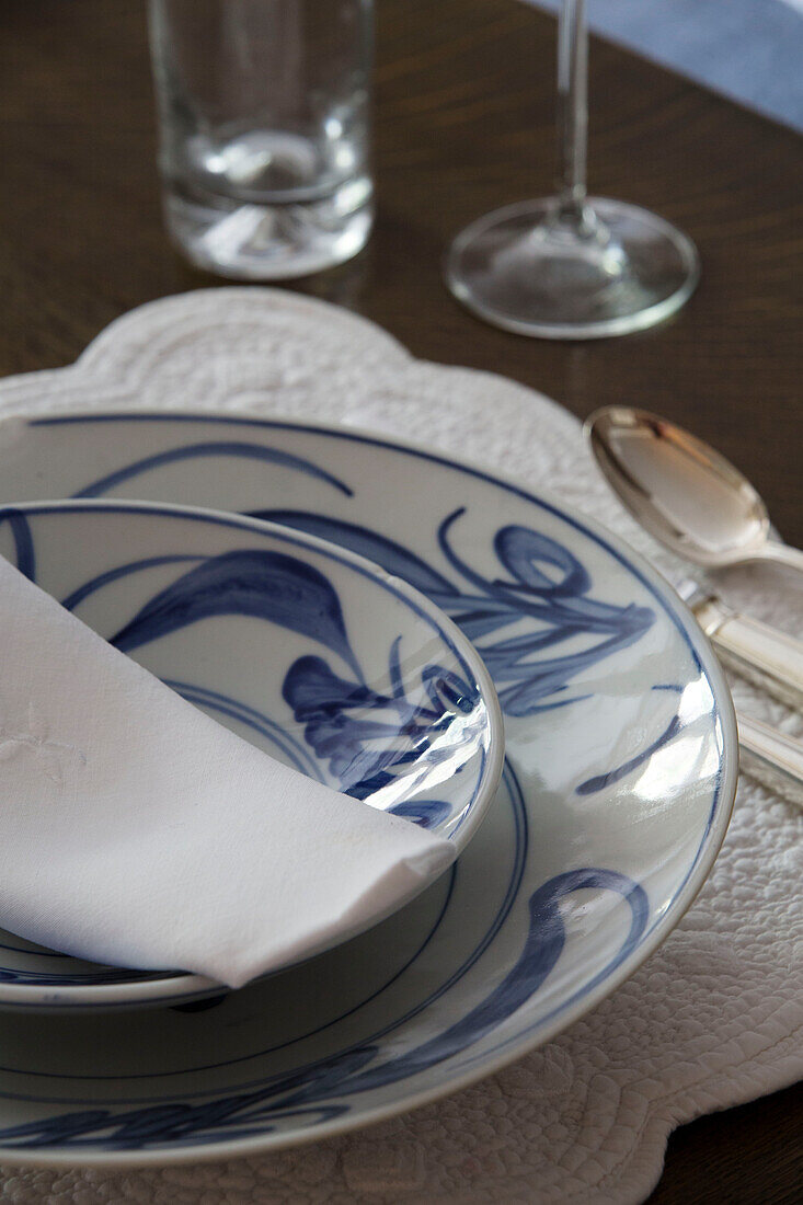 Blau-weiße Schale und Teller auf Esstisch in viktorianischem Reihenhaus London England UK