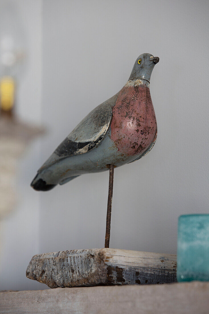 Hölzerne Vogelstatue in einem Strandhaus in Sussex England UK