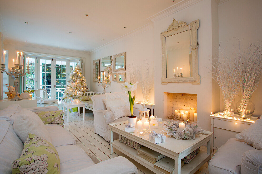 Wohnzimmer mit Kerzenlicht zu Weihnachten in einem Einfamilienhaus im Süden Londons England UK