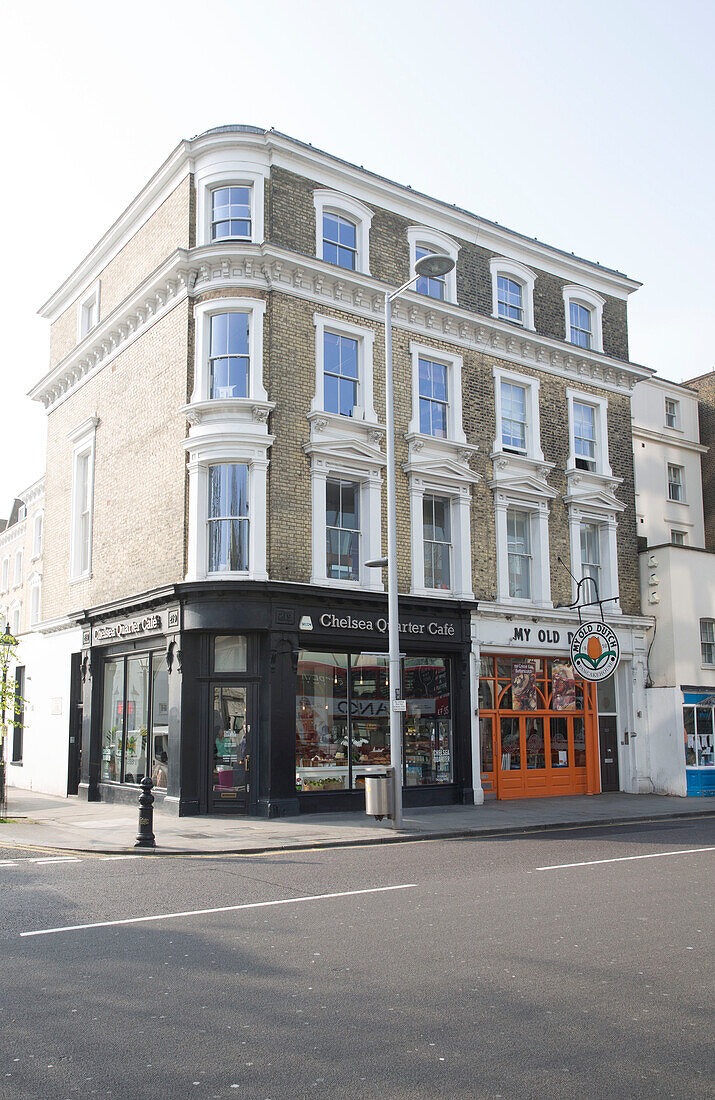 Vierstöckiges Stadthaus über einem Geschäft in Chelsea London UK