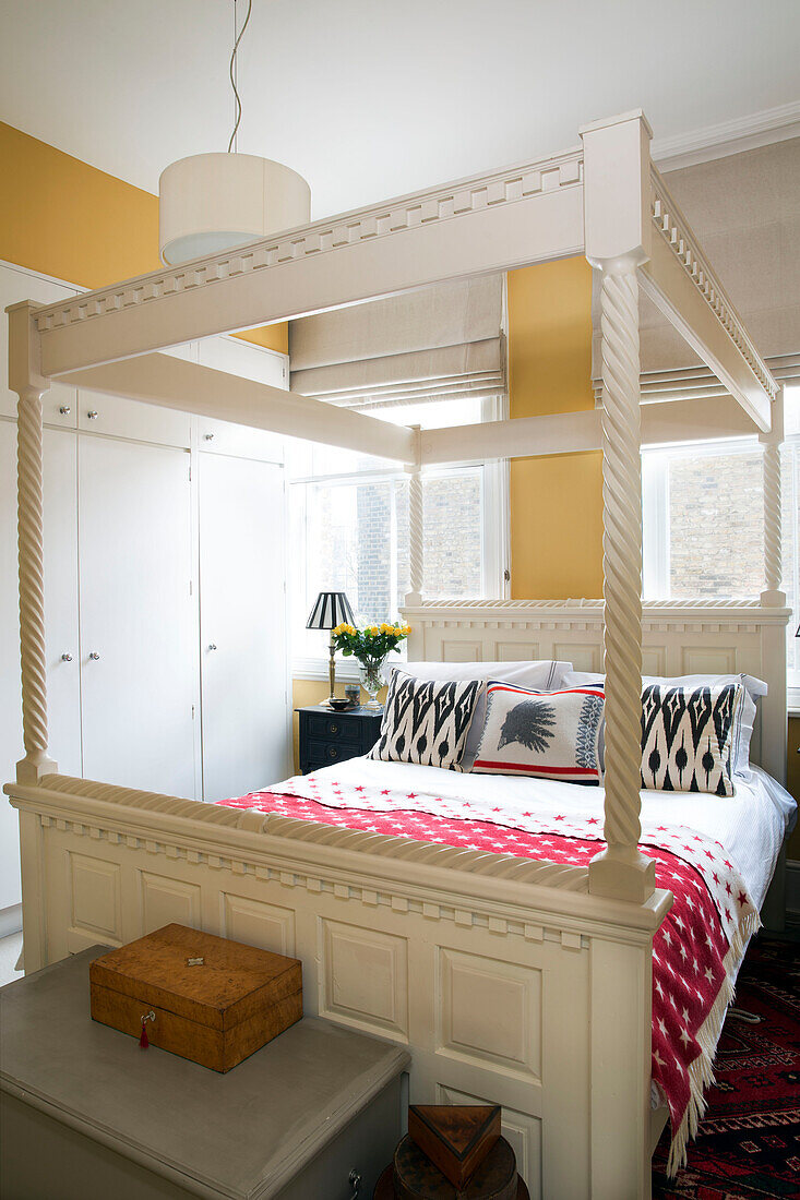 Weißes Himmelbett mit Deckenkasten und Schatulle in Londoner Stadthauswohnung UK
