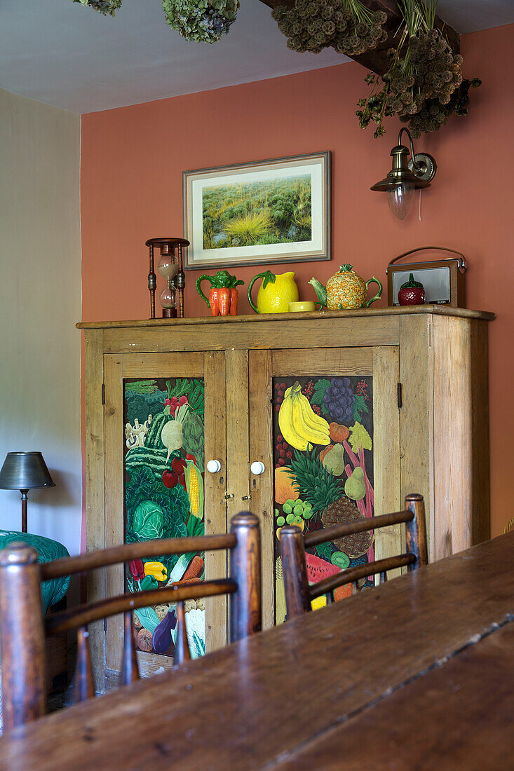Holzschrank mit Wandmalerei aus Obst in der Küche eines Landhauses in Somerset aus dem 19