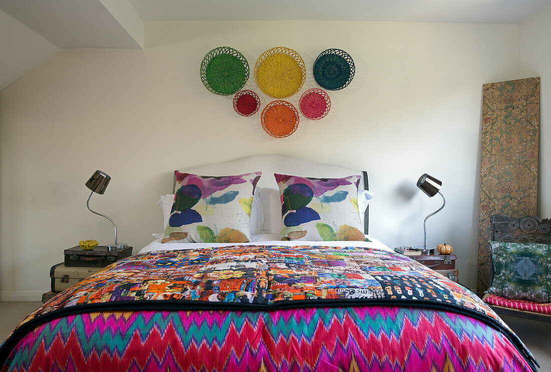 Kontrastierende Muster in einem eklektischen Schlafzimmer in London England UK
