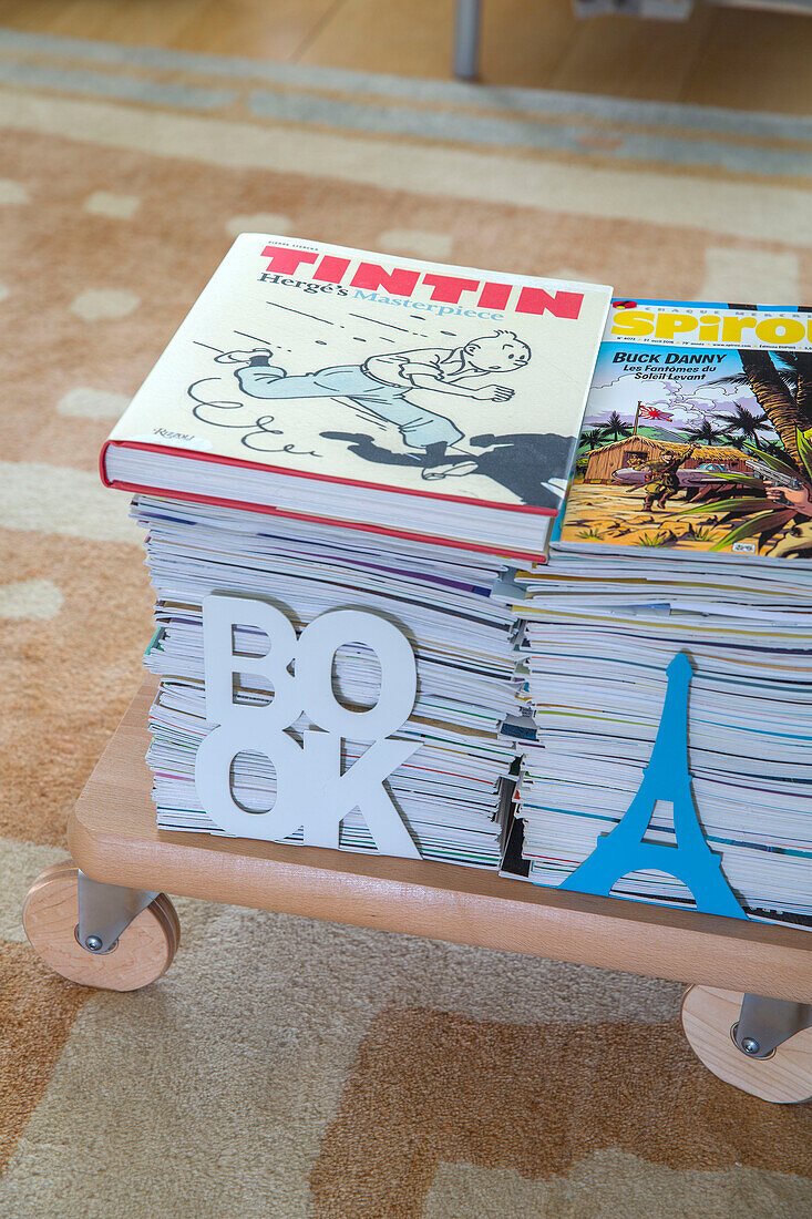 Gestapelte Zeitschriften und ein Kinderbuch in einem Londoner Stadthaus England UK