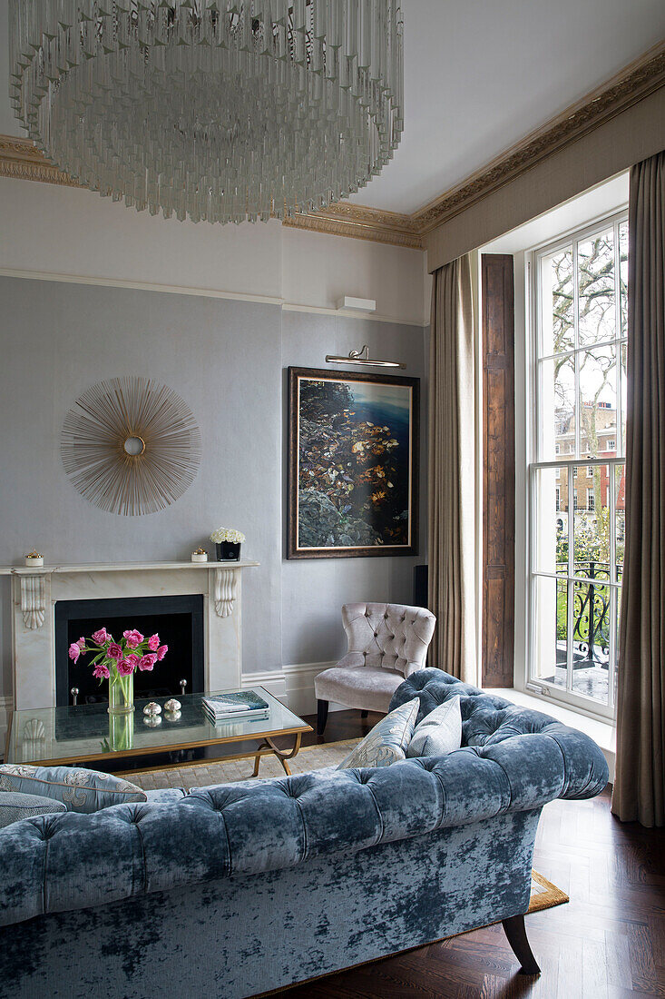 Hellblaues Chesterfield-Sofa aus Samt im Wohnzimmer eines Londoner Stadthauses, England, UK