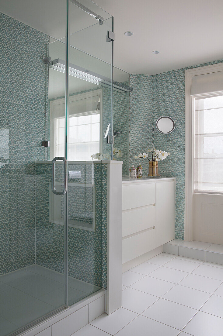 Glasduschkabine in weißem Badezimmer eines Londoner Stadthauses England UK
