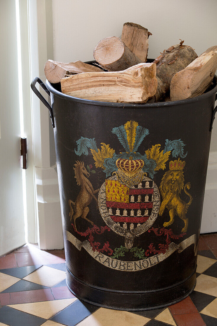 Brennholz in einem Eimer mit Wappen in einem Haus in Worcestershire, England, Vereinigtes Königreich