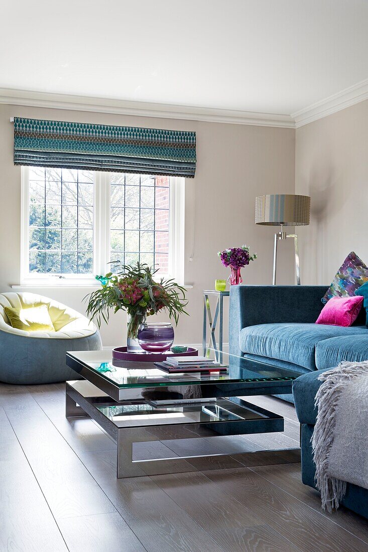 Couchtisch mit Glasplatte im Wohnzimmer mit Bleiglasfenster in Sussex home England UK