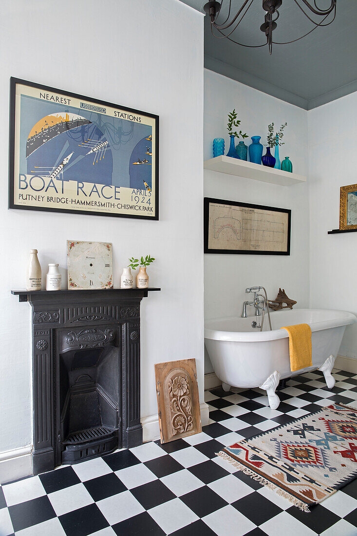 Origineller Kamin mit gerahmtem Poster und freistehender Badewanne in einem Haus in Yorkshire, England, UK