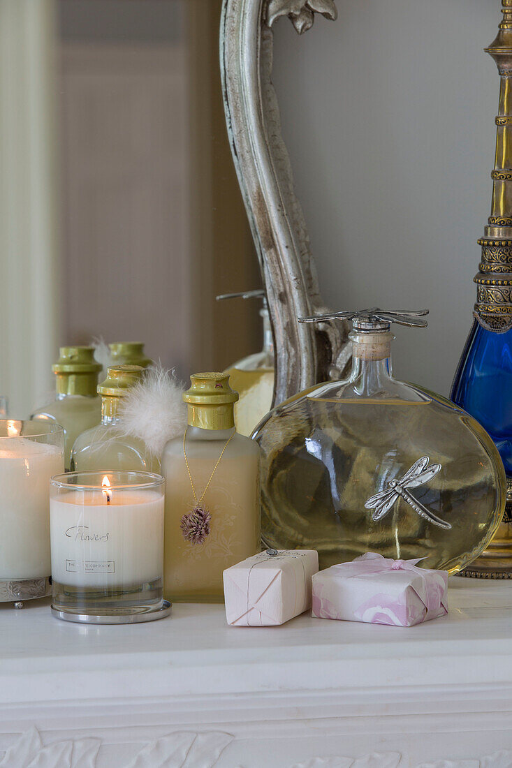 Silberne Libellen mit Parfümflaschen und kleinen Geschenken auf einem Regal in einem Landhaus in Kent England UK
