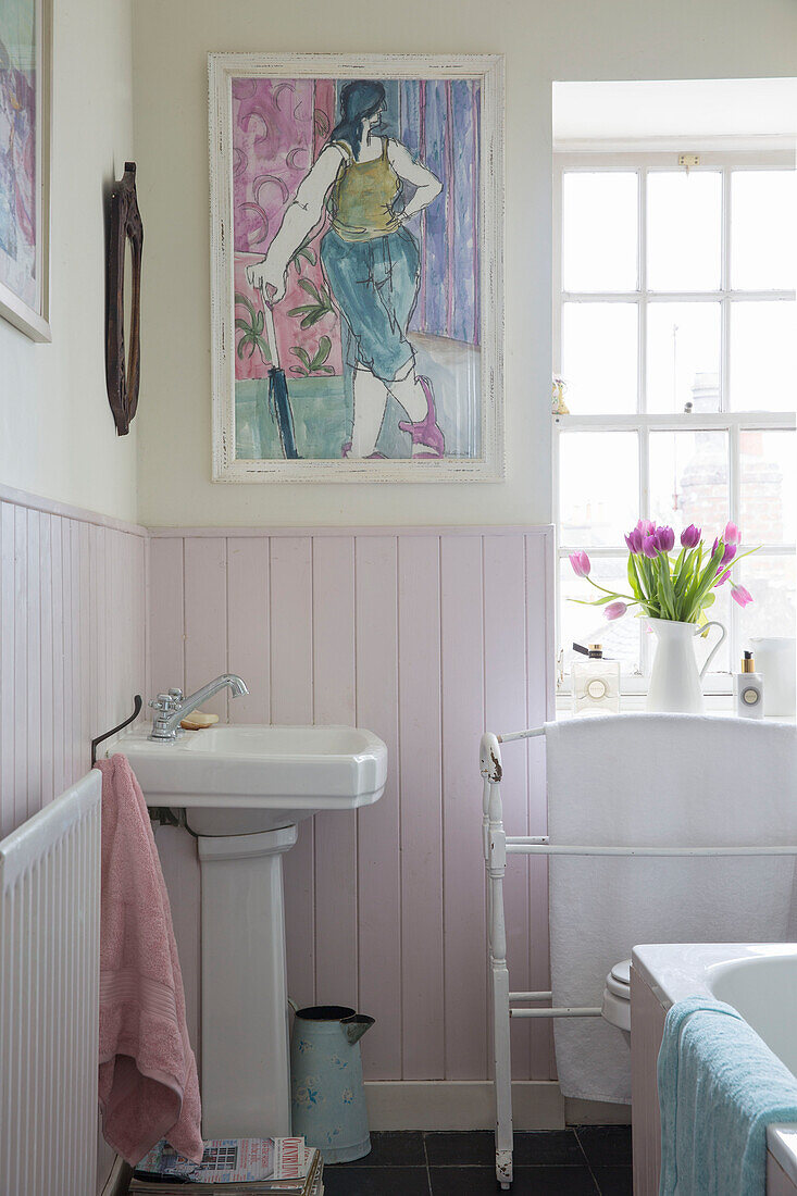 Standwaschbecken unter modernem Kunstwerk in einem Badezimmer in einem Landhaus mit Nut und Feder in Midlothian, Schottland, Vereinigtes Königreich