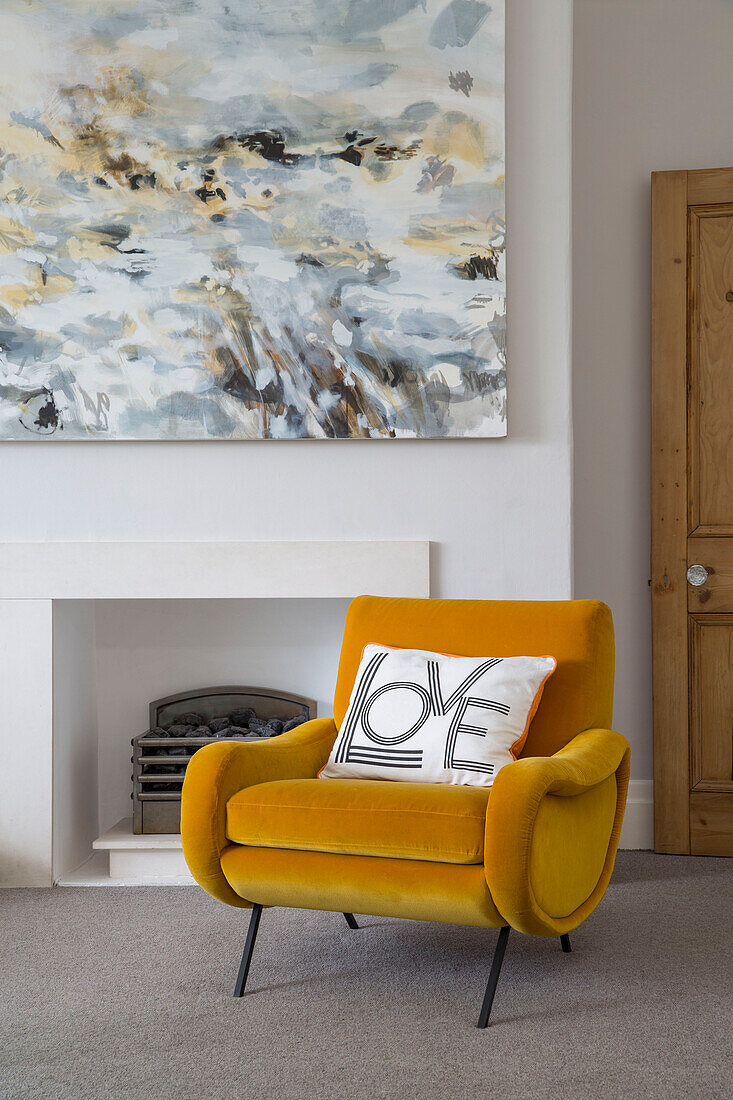Gelber Samtsessel mit moderner Kunst im Wohnzimmer von Brighouse in West Yorkshire UK