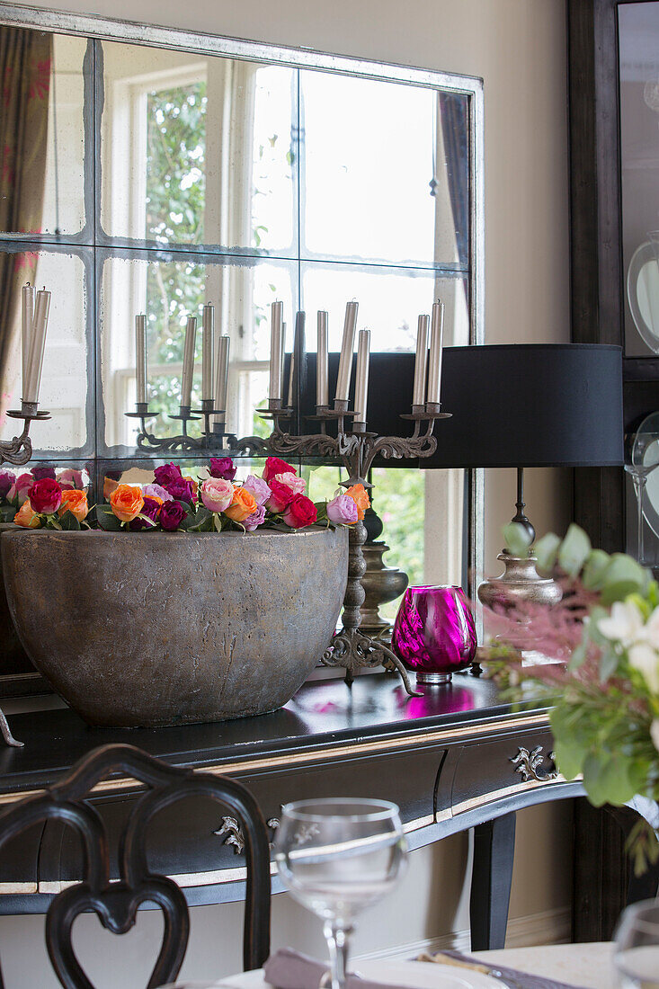 Große Schale mit Rosen auf Konsolentisch mit Spiegel in freistehendem Landhaus in Sussex UK